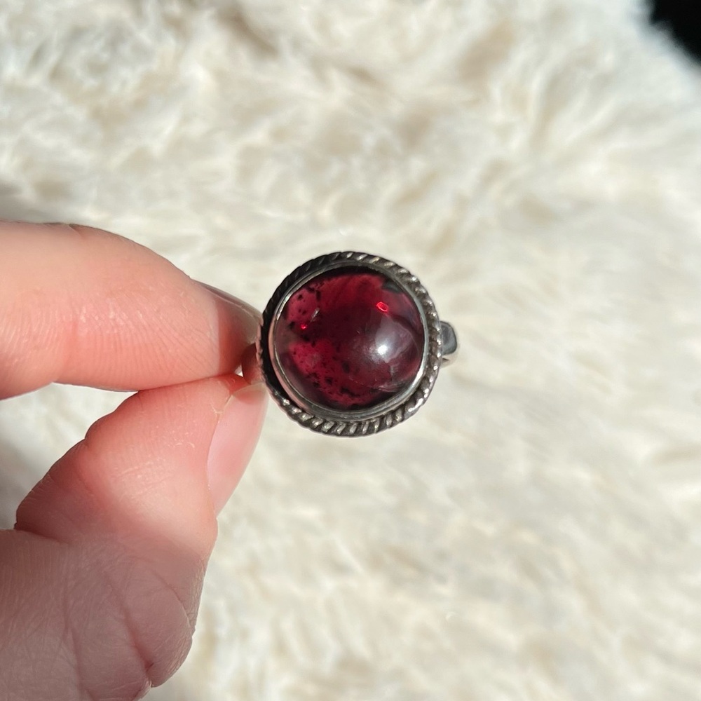 Vintage Sterling Silver Garnet Ring - Picture 8 of 13